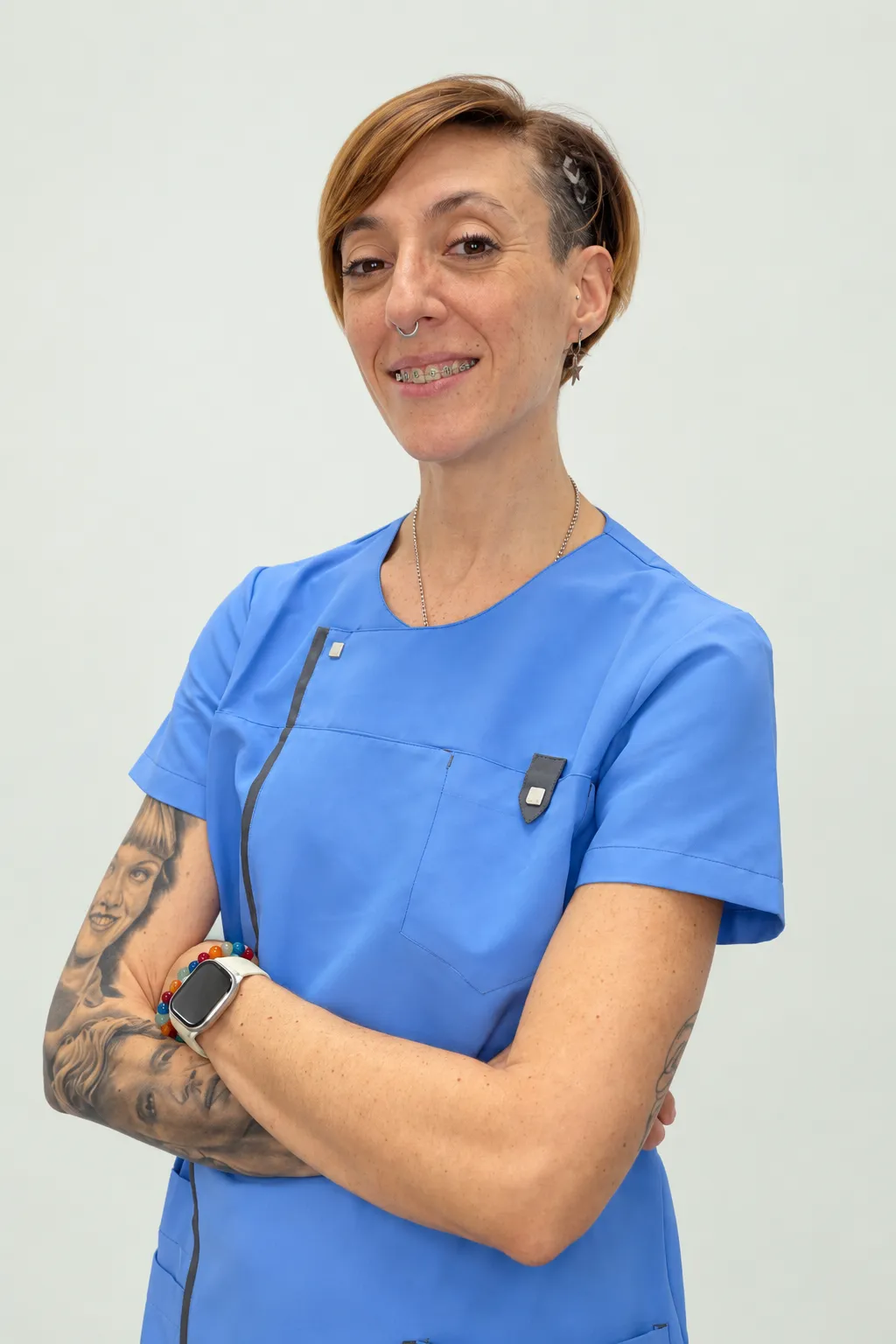 Retrato profesional de Sandra, responsable de administración y atención al paciente de Punto Fisio